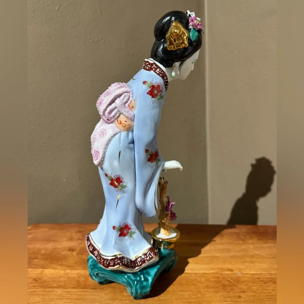 Japanese Geisha Girl Figurine Hand Painted Porcelain Collectible 🏯